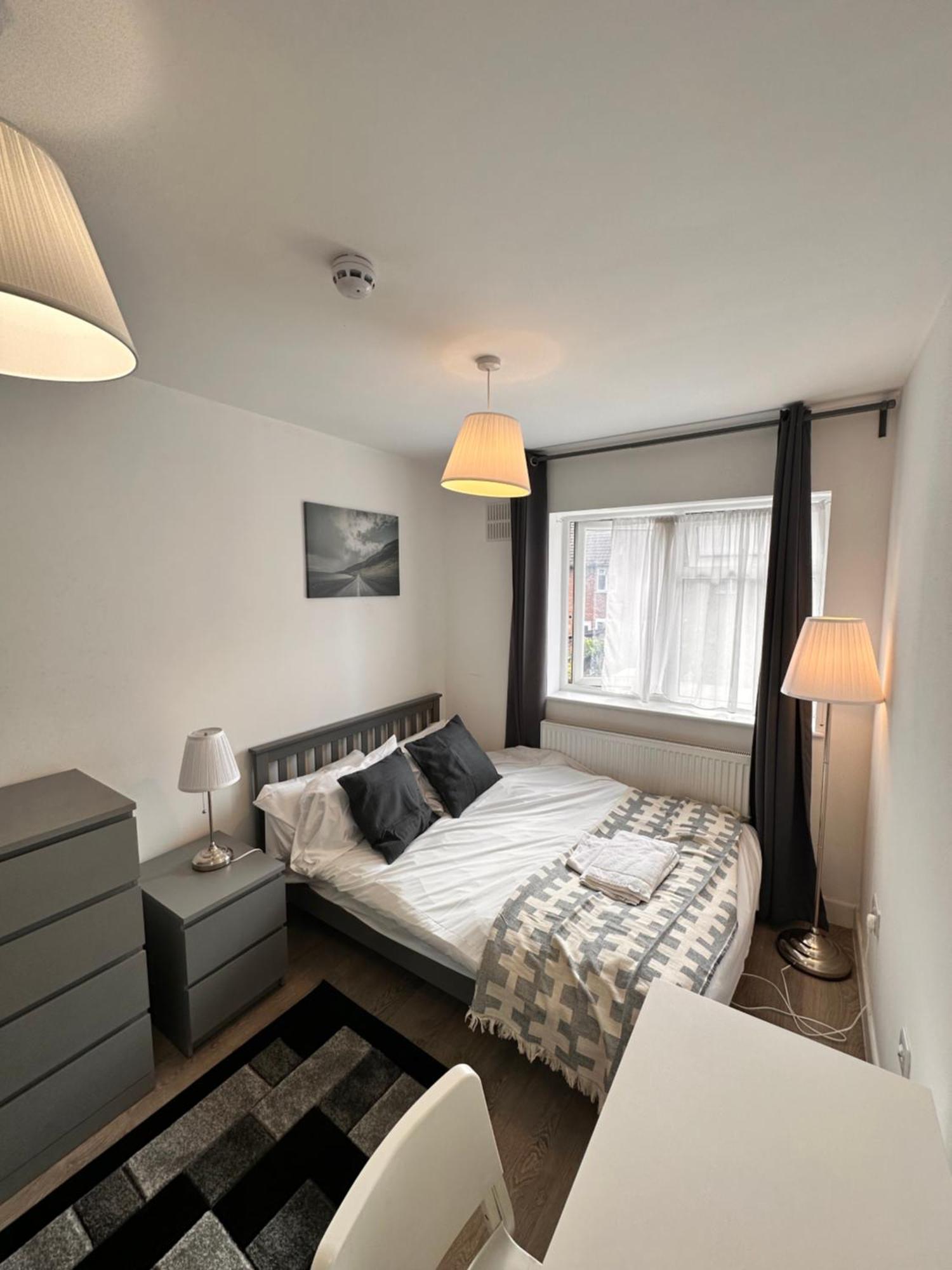 Double And Single Rooms In Bromley By Bow London Eksteriør billede