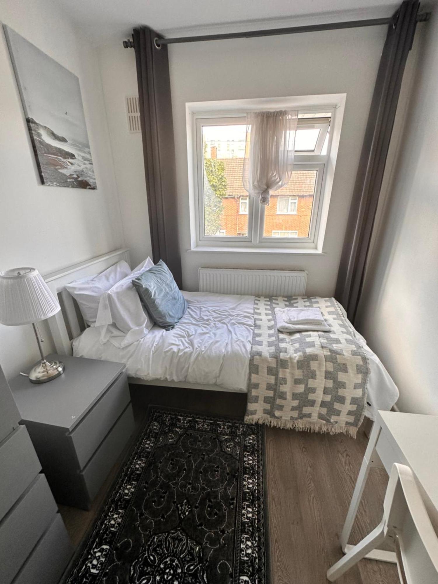 Double And Single Rooms In Bromley By Bow London Eksteriør billede